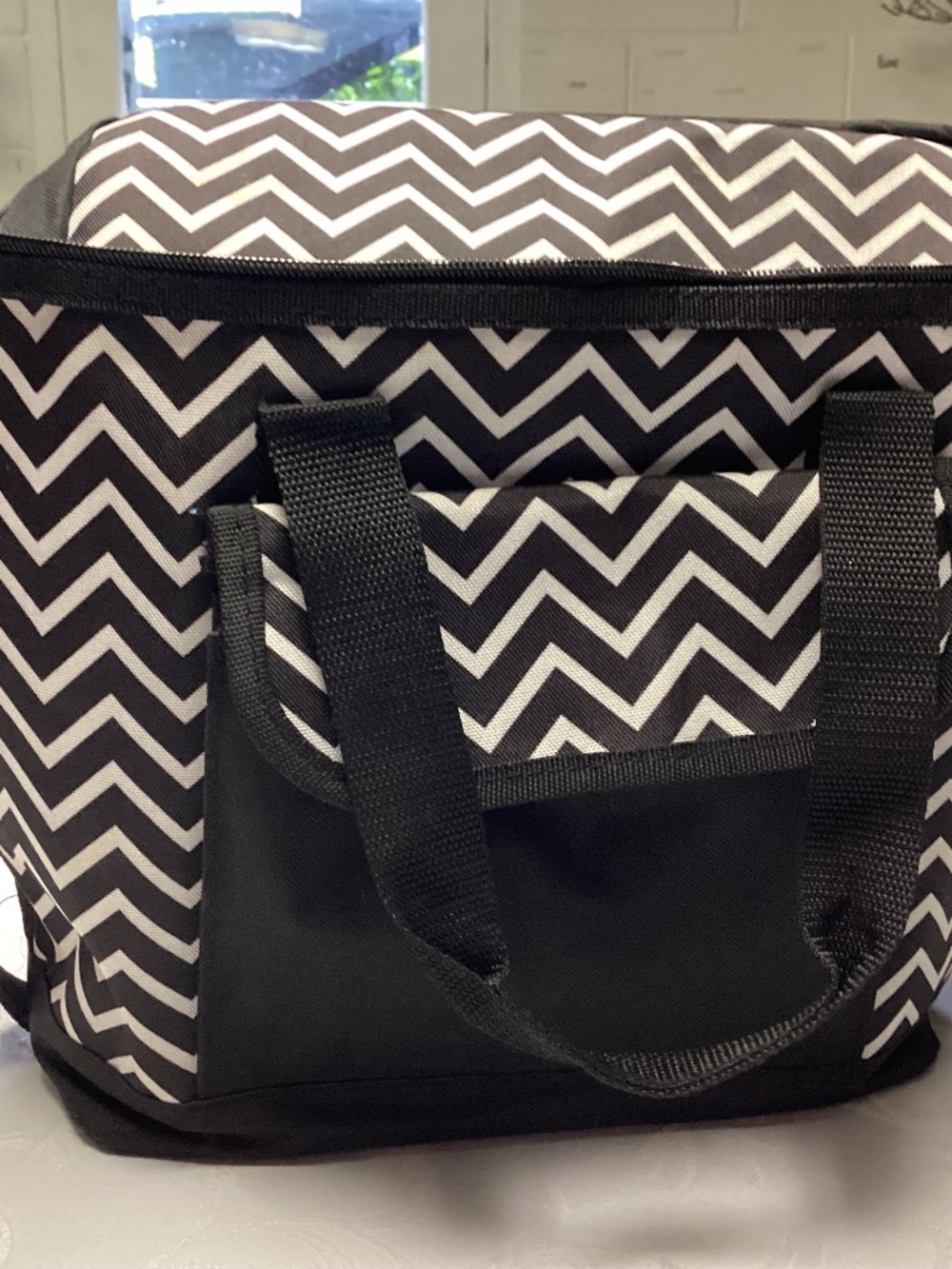 VON MAUR.  CHEVRON.  Black & White Insulated Lunch bag